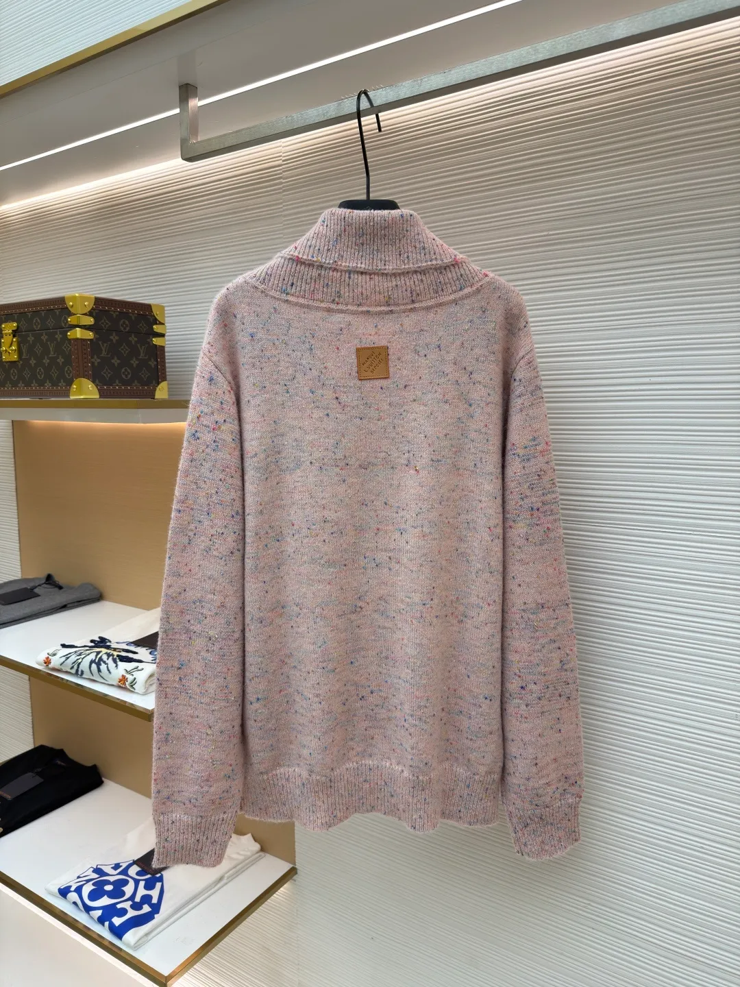 LOUIS VUITTON letter badge cherry blossom pink pearl button wool knitted cardigan ●Original version: purchased and developed for 15999 ●Item number: 1682371-C15 ●Fabric: wool fabric ●Technology: knitted production ●Color: cherry blossom pink ●Version: fitted version ●Weight: about 850 grams ●Size: S-M-L-XL ●Description: This Louis Vuitton SS26 spring and summer series tweed lapel cardigan is made of alpaca and merino wool blended tweed fabrics. It is made of cherry blossom pink variegated texture through a custom spinning and dyeing process. The fabric is raised and steam-set to form a fluffy and soft touch and is not easy to pill. The body adopts three-dimensional cutting technology, and the lapel has a thin shaping interlining built in to ensure that the collar is crisp and not collapsed. The custom metal buttons at the placket are polished and glazed for a delicate texture and anti-oxidation. The front patch pocket is hand-piped, and the stitching distance at the pocket is precisely controlled within 0.5cm, making it smooth and wrinkle-free. The cuffs and hem are trimmed with ribbing, which provides long-lasting elasticity and prevents loosening. The entire seam uses double-needle overlocking technology, with up to 12 stitches per inch, which is reinforced while maintaining beauty. The details combine the brand's exquisite knitting technology with the lightweight design concept of the spring and summer series. The overall wiring is straight and delicate, the fabric is comfortable and soft, and the color is consistent without color difference. It can be matched with the same style to create a fashionable look and control various occasions. Customized accessories, complete with three standards, same style for men and women!